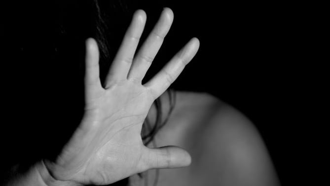 O femeie din Ocnița, bătută de soț pentru că nu-i răspundea la telefon