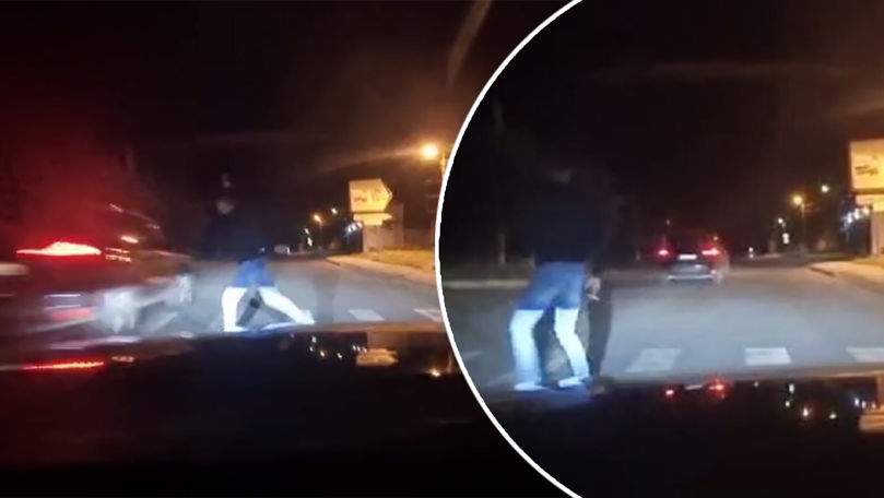 La un pas de tragedie. Un bărbat, cât pe ce să fie lovit de un automobil