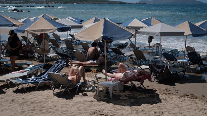 Au început arestările pentru ocuparea ilegală a plajelor din Grecia