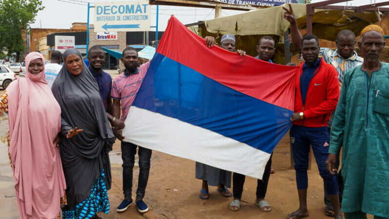 Drapelul Rusiei a devenit foarte popular în Niger, după lovitura de stat
