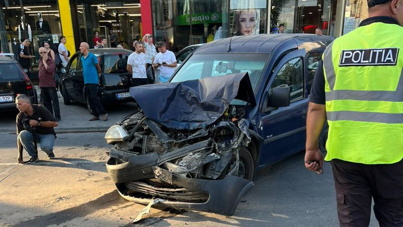 Accident grav la Bălți: Un autobuz care transporta zece muncitori s-a ciocnit cu o mașină