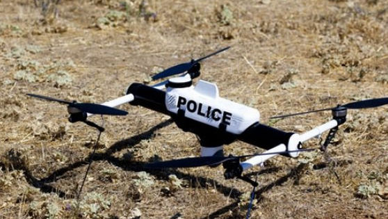 Polițiștii utilizează o dronă pentru monitorizarea șoferilor în trafic