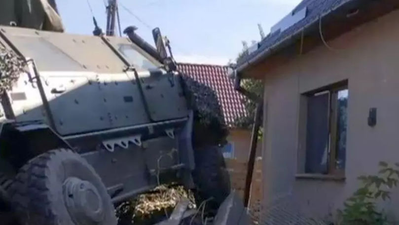 Un blindat NATO a rupt gardul unei case din Covasna și a ajuns în curte