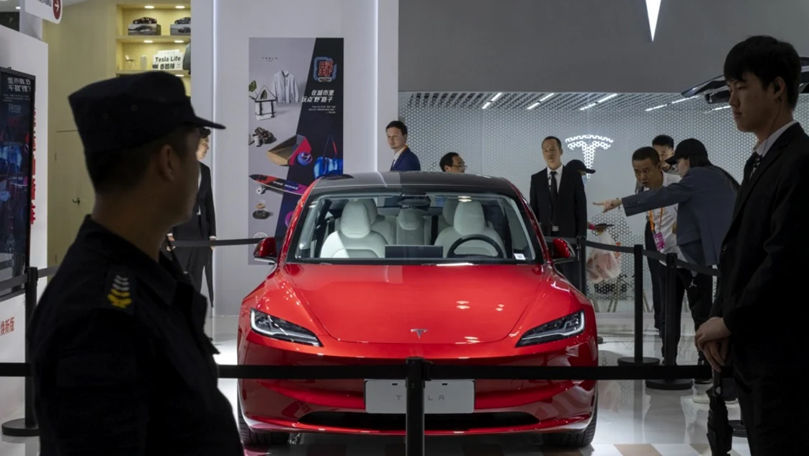 Tesla prezintă la Târgul de la Beijing un sedan Model 3 restilizat