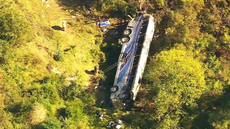 Un autobuz plin cu liceeni s-a răsturnat în statul New York. Cel puțin 46 de răniți