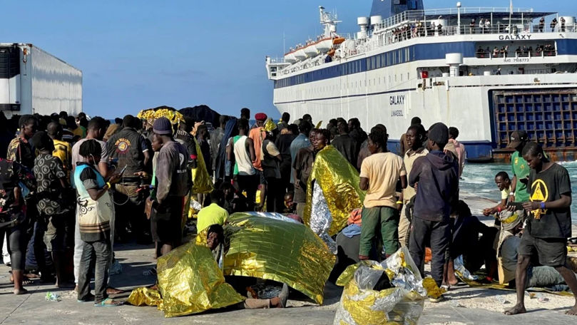 Insula Lampedusa cere ajutor în timp ce migranţii continuă să debarce