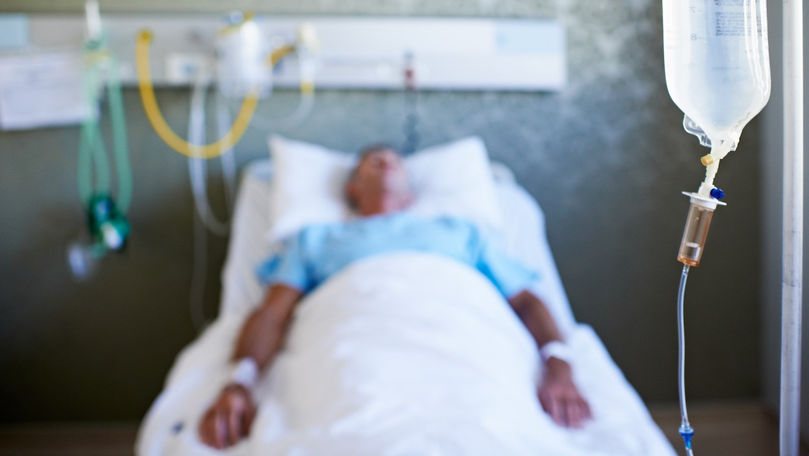 Bărbatul care a căzut în groapa unui lift din Capitală a murit la spital