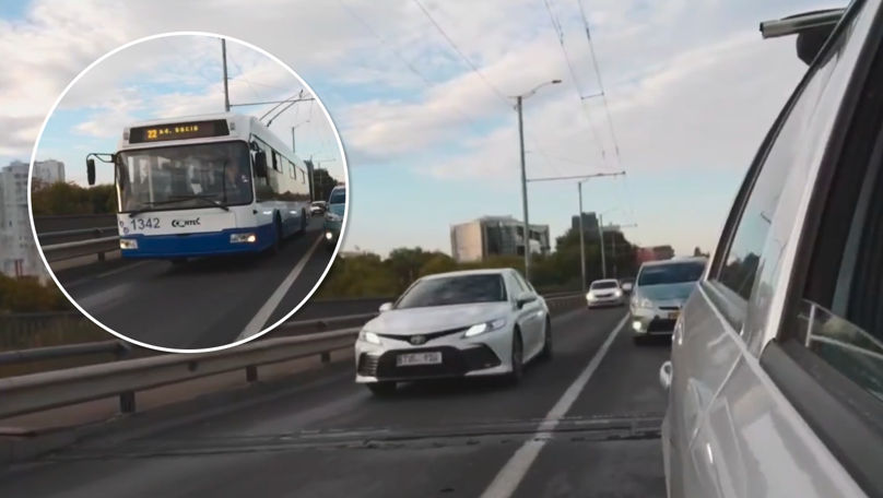 Șoferi, surprinși cum circulă pe banda destinată transportului public