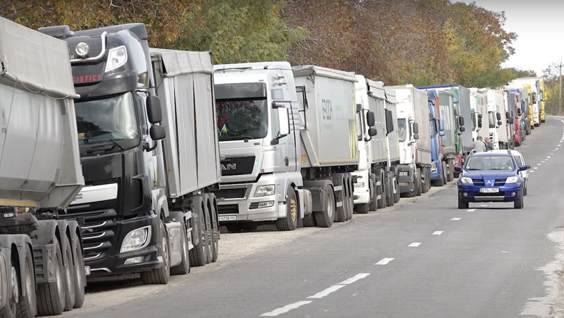 Șoferii de camioane, nevoiți să stea la vamă în cozi câte patru zile