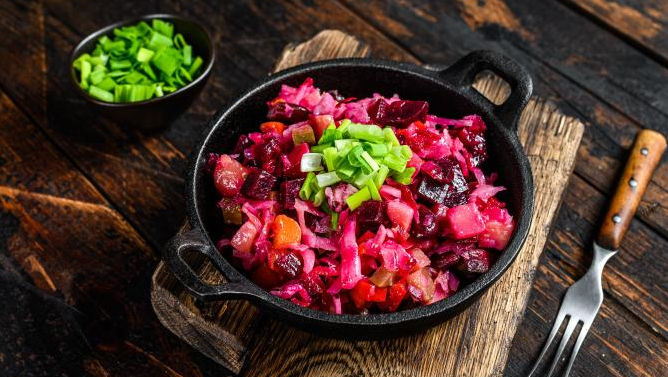 Beneficii pentru sănătate: De ce să mânânci salată de sfeclă roșie crudă