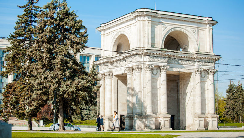 Arcul de Triumf din inima Chişinăului a ajuns într-o stare dezastruoasă