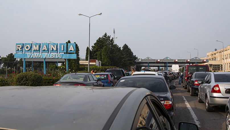 Un șofer din Moldova a decedat după ce a căzut în gol din cabina camionului său