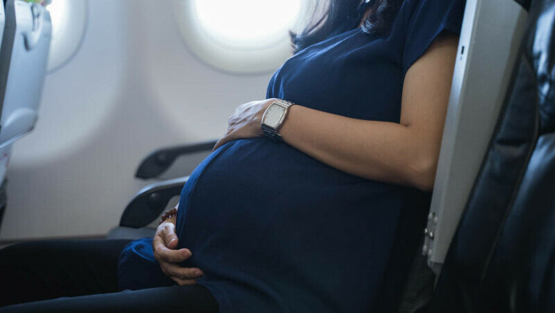 O femeie a născut la bordul unui avion care se îndrepta spre Italia