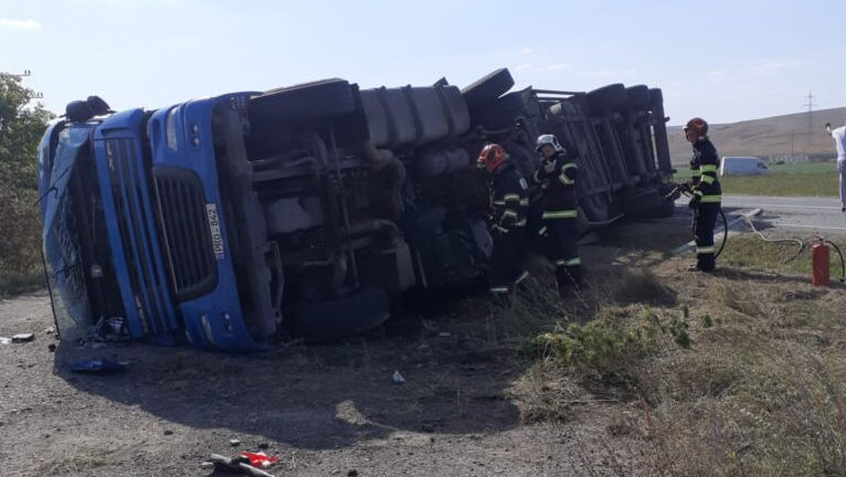 Un șofer de TIR din Moldova, rănit într-un accident în România