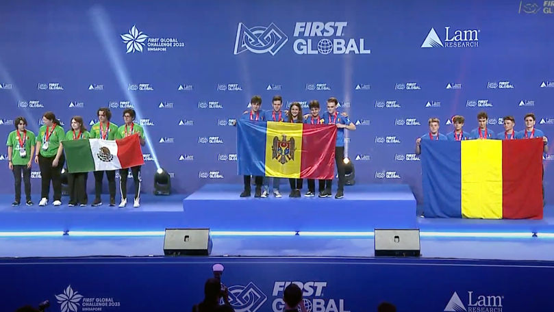 Două medalii pentru Moldova, la competiția mondială de robotică din Singapore