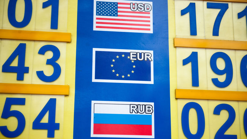 Curs valutar 14 octombrie 2023: Cât valorează un euro și un dolar