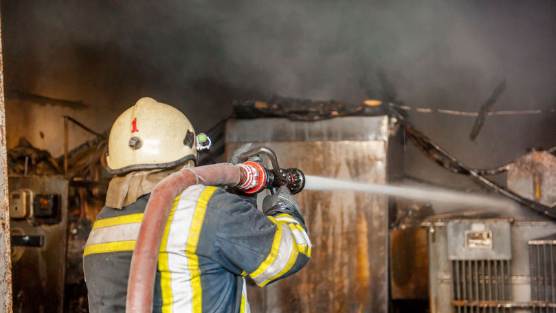 Chișinău: Locatarii unui bloc se plâng de pagubele create de un incendiu