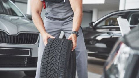 Anvelopele de iarnă și serviciile de schimbare a acestora s-au scumpit