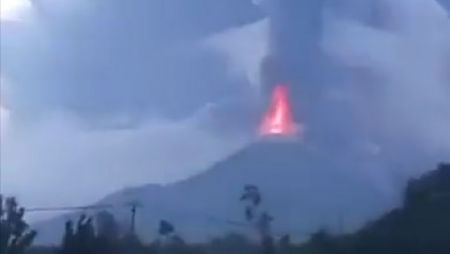 Vulcanul Ulawun din Papua Noua Guinee a erupt. La ce înălțime a ajuns fumul