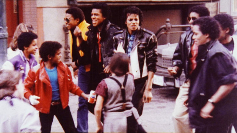 Cu cât a fost vândută la licitație una din jachetele lui Michael Jackson