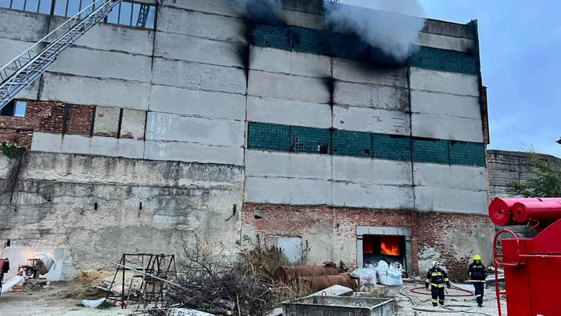 Incendiu la Bălți: O fostă fabrică de cărămidă, cuprinsă de flăcări