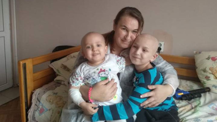 Strigăt de disperare: O familie luptă pentru viața a doi copii diagnosticați cu leucemie