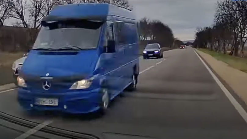 Accident evitat la limită: Cum a fost surprins un șofer de microbuz