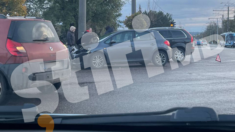 Accident la o intersecție din Capitală: Două automobile s-au ciocnit