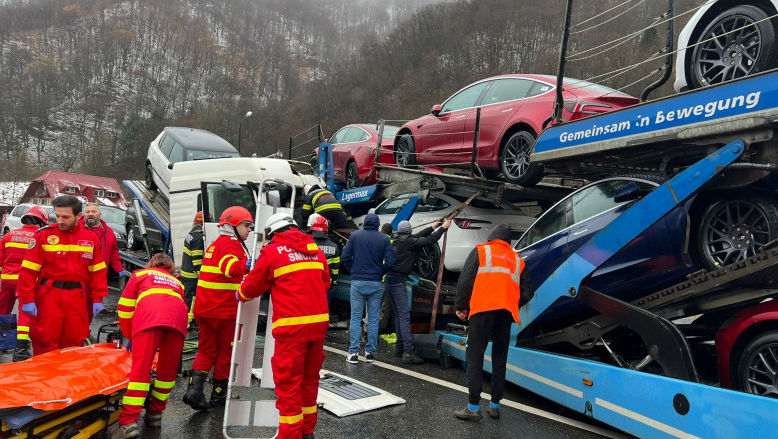 O platformă auto cu mașini Tesla, spulberată pe un drum din România