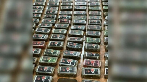 Zeci de pachete suspecte cu fața lui Vladimir Putin, confiscate în Iași. Ce conțineau