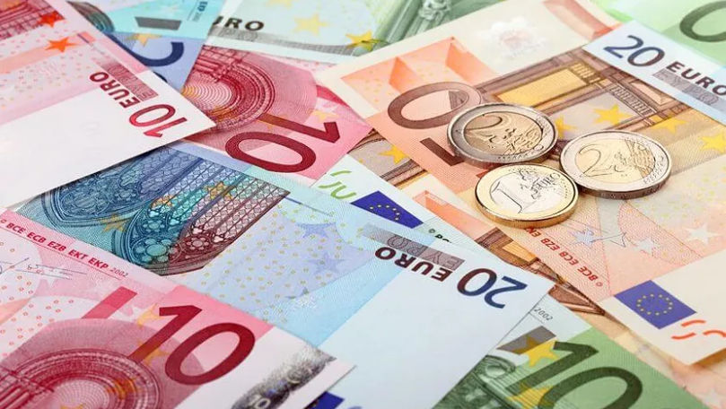Curs valutar 4 decembrie 2023: Cât valorează un euro și un dolar