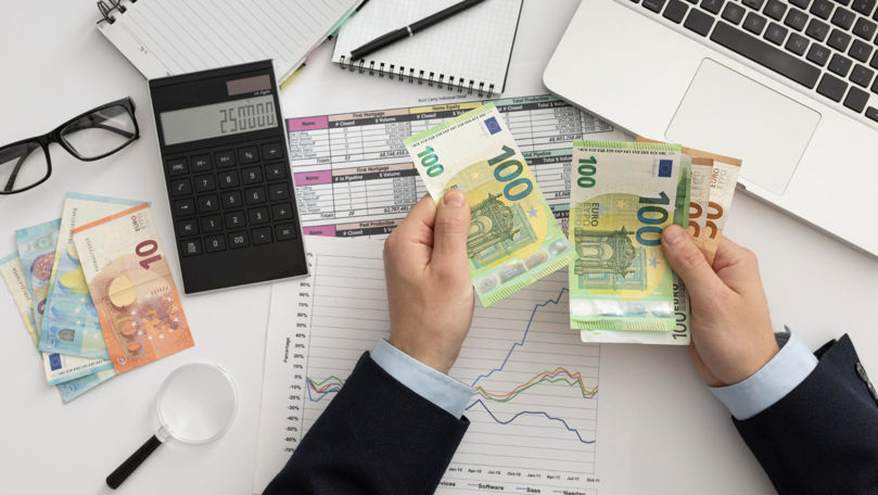 Curs valutar 13 decembrie 2023: Cât valorează un euro și un dolar