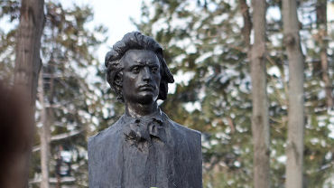 Un eveniment dedicat poetului Mihai Eminescu a reunit 40 de elevi de pe ambele maluri ale Prutului