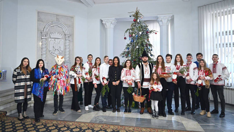 Mai mulți colindători au adus spiritul Crăciunului la Primăria Chișinău