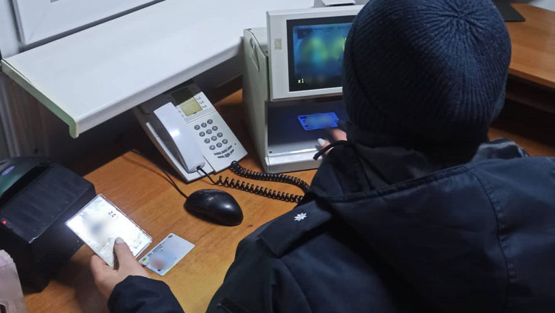 Opt persoane, depistate la frontiera Moldovei cu acte false în weekend