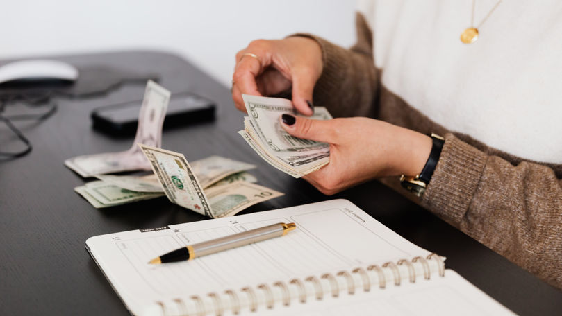 Curs valutar 6 decembrie 2023: Cât valorează un euro și un dolar