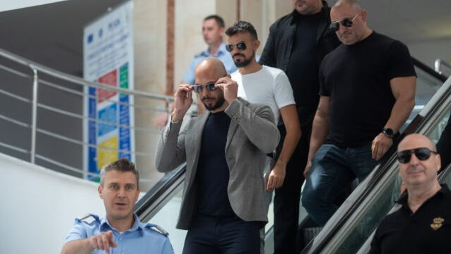 Frații Tate susțin că vor să plece din România pentru că mama lor ar fi suferit un infarct