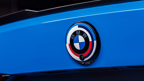 Surpriză neplăcută pentru un șofer de BMW: Un topor, înfipt în mașină