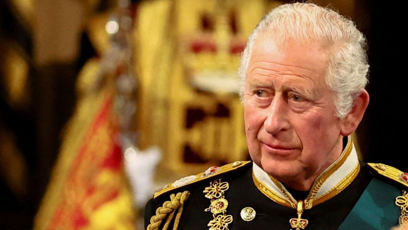 Regele Charles al III-lea a glumit pe seama degetelor sale într-un film despre încoronarea sa