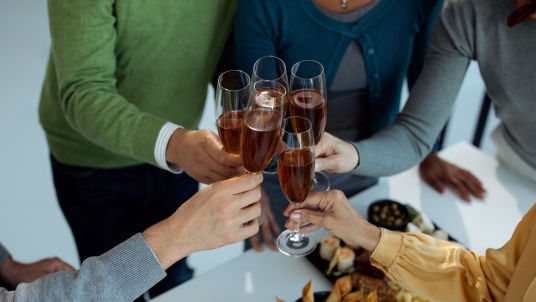 Consumul de alcool întrerupe somnul. Explicația experților