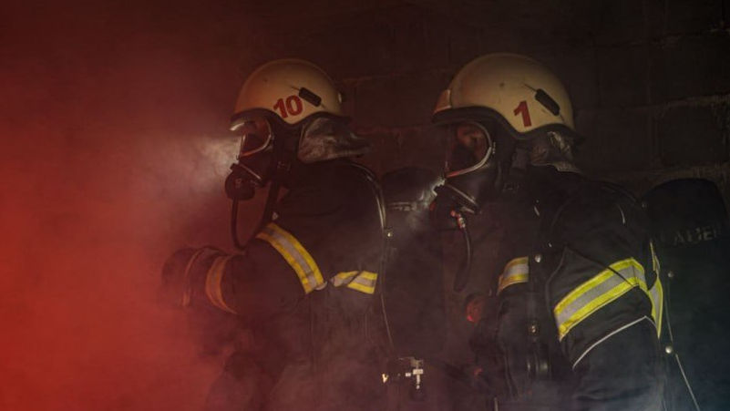 Incendiu la Bălți: Două persoane au fost salvate de pompieri