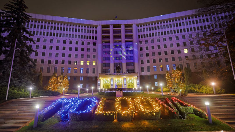 Clădirea Parlamentului, iluminată în culorile drapelului Uniunii Europene