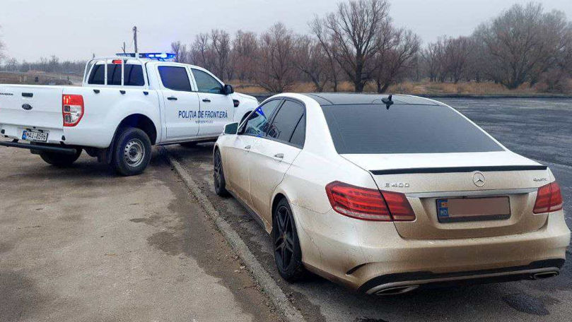 O Carte Verde și un permis de conducere, cumpărate de doi șoferi pe online