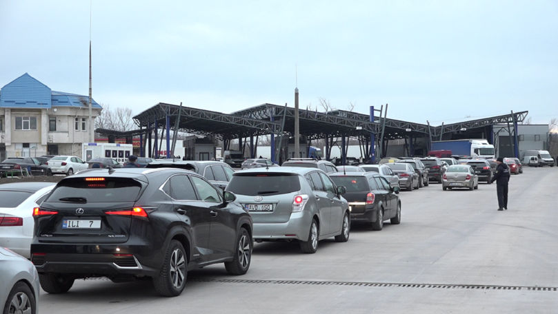 Cozi kilometrice la vama Sculeni. Unde au pornit sute de moldoveni