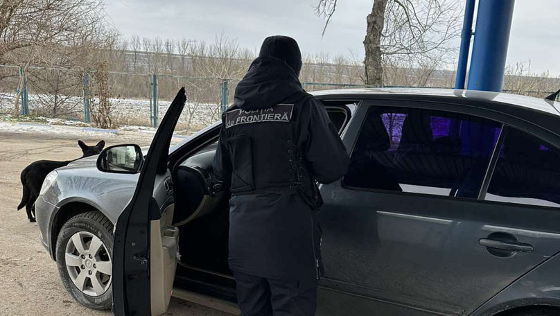 Trei tineri, descoperiți cu acte falsificate la trecerea frontierei