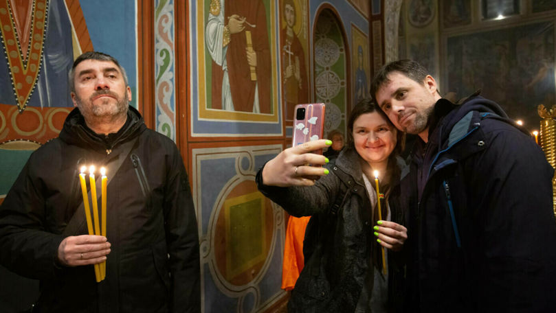 Indignare în biserica română: Să faci selfie la Liturghie este ridicol