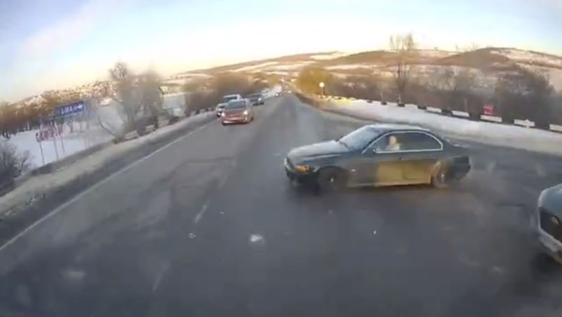 Momentul în care un Mercedes și un BMW se lovesc într-o intersecție din Capitală