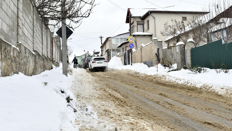 Frământăm omătul de patru zile: Căile de acces din Capitală, blocate