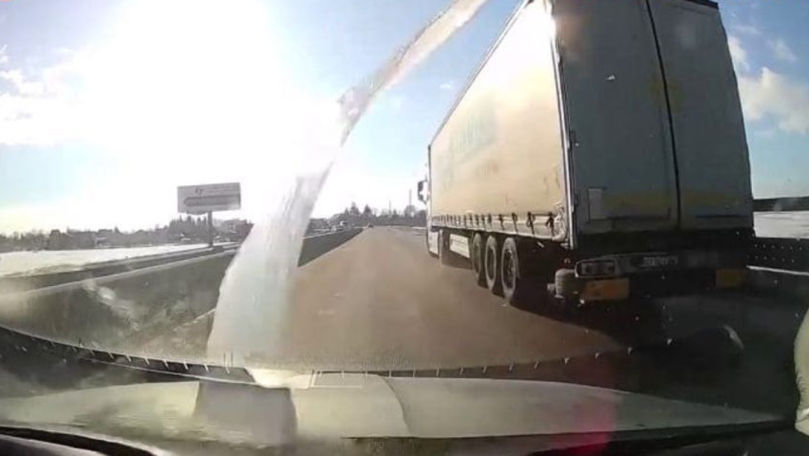 Momentul în care gheața desprinsă de pe un TIR face praf parbrizul unei mașini