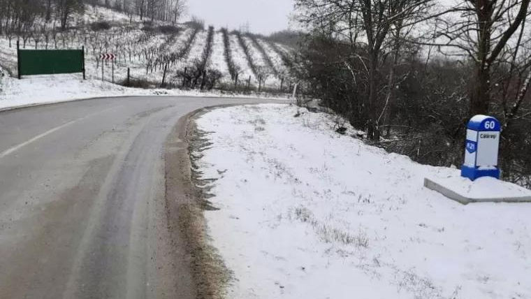 La un pas de tragedie: Momentul în care o mașină a derapat în fața unui TIR